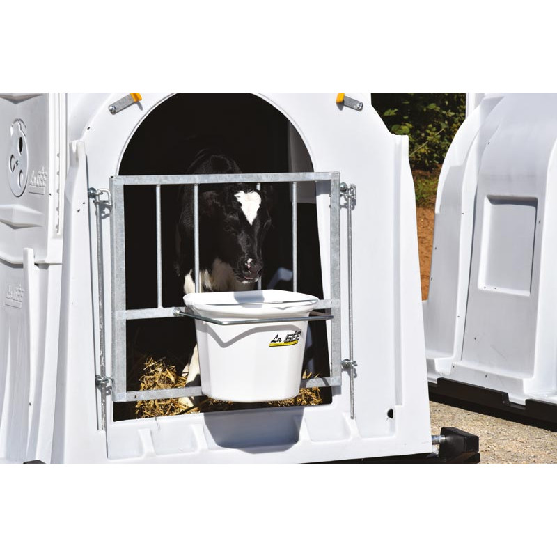 Gittertür mit einfachem Eimerhalter.