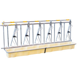 „Junior Komfort SR“ Selbstfangfressgitter für Kälber mit Eimereinsatzkrippe aus Kunststoff.