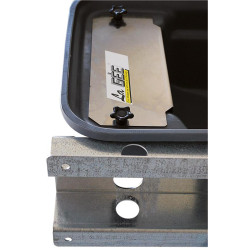 Einfache Polybac 30 M Tränke mit Vollrand und Befestigungsrahmen